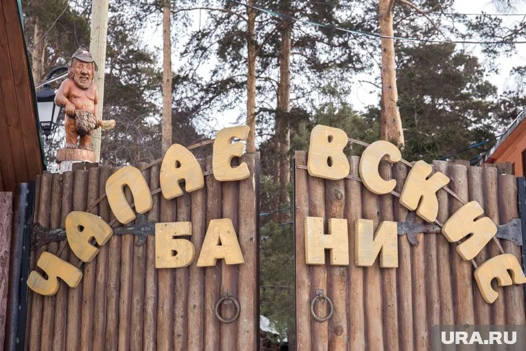 Уже сгорело двухэтажное здание бани