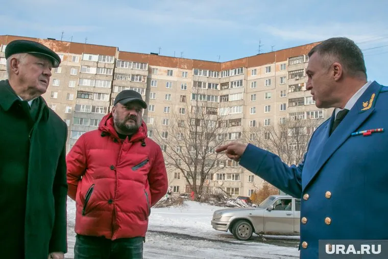В Кургане застройщик Павел Жданов (в центре) запомнился серией скандалов, связанных с дольщиками