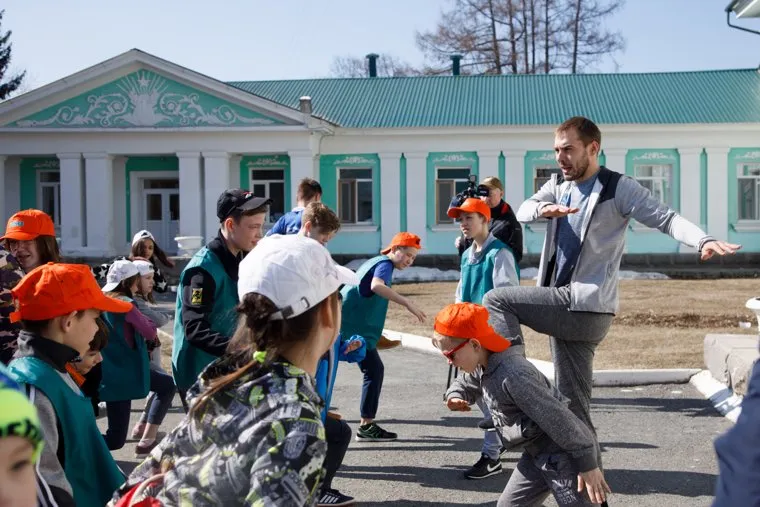 Всероссийская акция "Зарядка со звездой". Антон Шипулин проводит зарядку для воспитанников социально-реабилитационного центра. Екатеринбург.