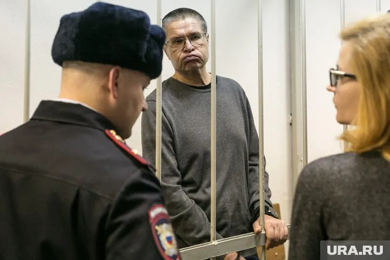 Глава экономического развития Алексей Улюкаев стал первым министром в истории современной России, которого отправили в тюрьму