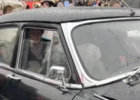 Губернатор ХМАО в День Победы стала участницей пробега ретроавтомобилей