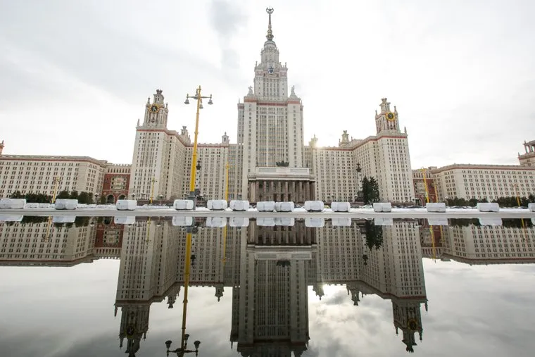 Вид на здание МГУ им. Ломоносова со стороны Воробьевых гор. Москва