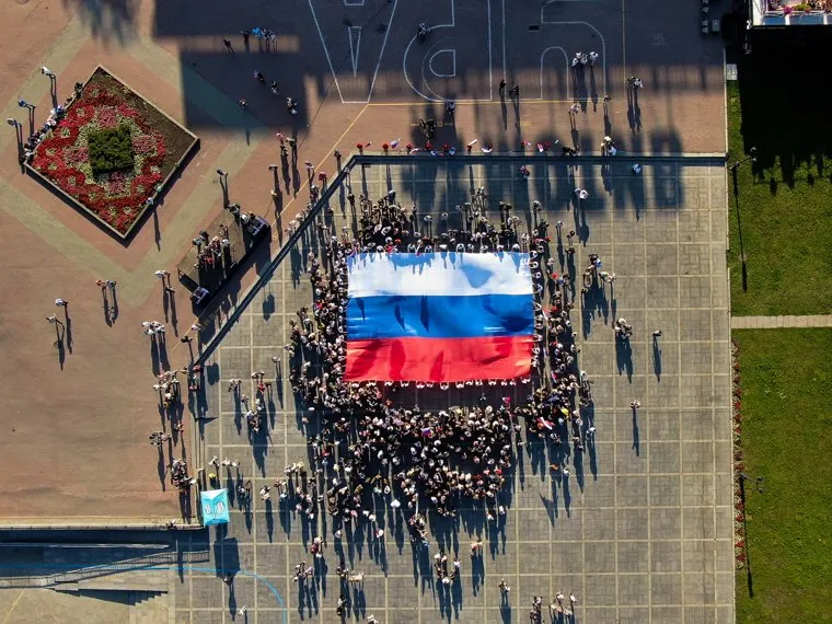 Праздничная акция в честь Дня Государственного флага РФ. Екатеринбург