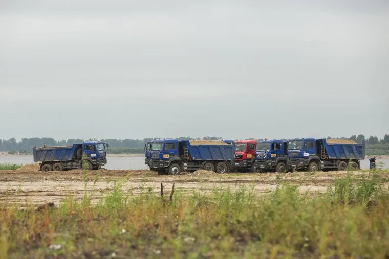 Песок на объездной. Сургут, ювис, самосвалы