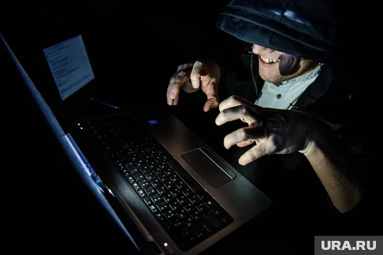 Злоумышленники могут обманывать граждан через сайты-дублеры портала госуслуг, считает Алексей Сизов