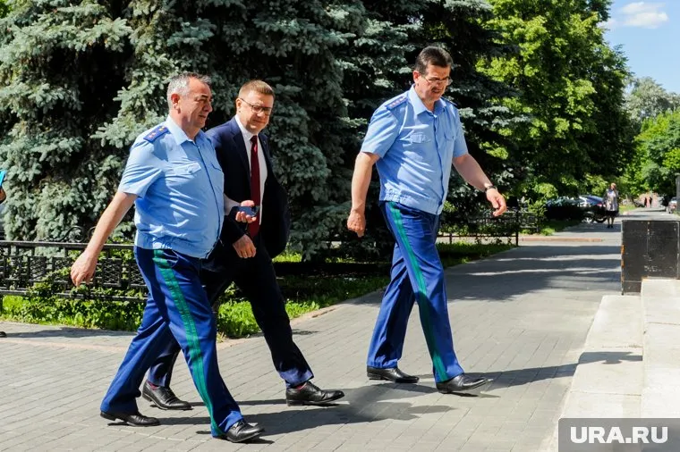 Алексей Текслер (в центре) встретился с замгенпрокурора в УрФО Сергеем Зайцевым (справа) и прокурором Кареном Габриеляном (слева)