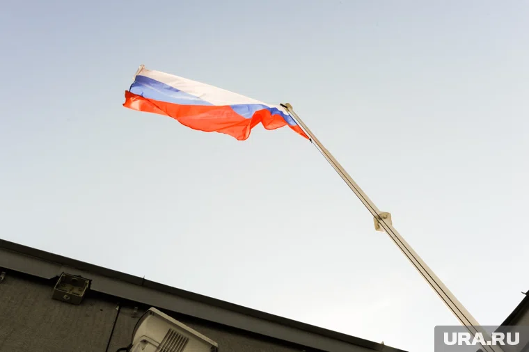Обычно флаги меняются с периодичностью раз в один или полтора месяца в зависимости от погодных условий