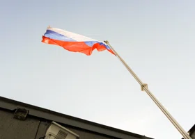 В поселке Пангоды жителей напугал рваный триколор
