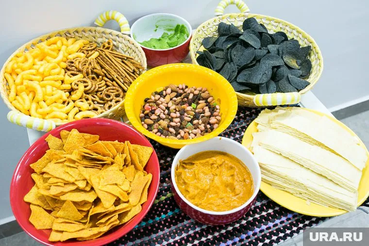 Лучше есть медленно, не отвлекаясь от еды, считает Михаил Гинзбург