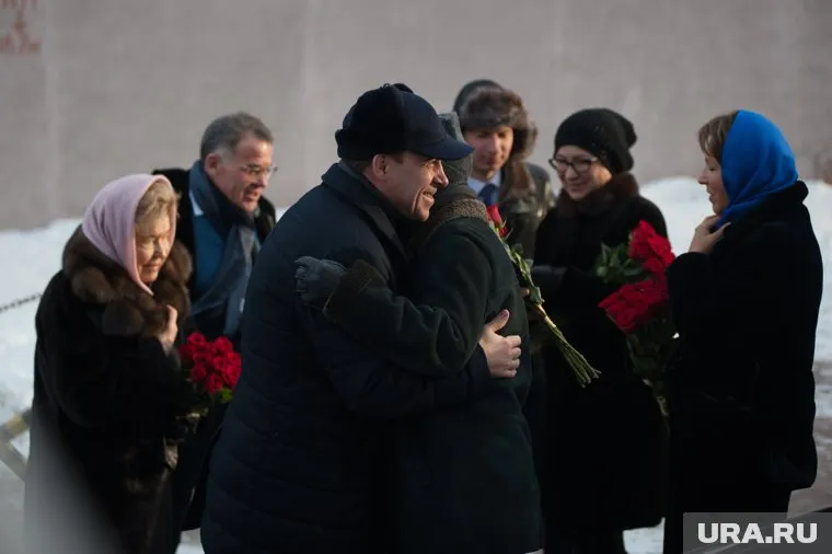 На церемонии возложения цветов глава региона поприветствовал членов семьи первого президента РФ