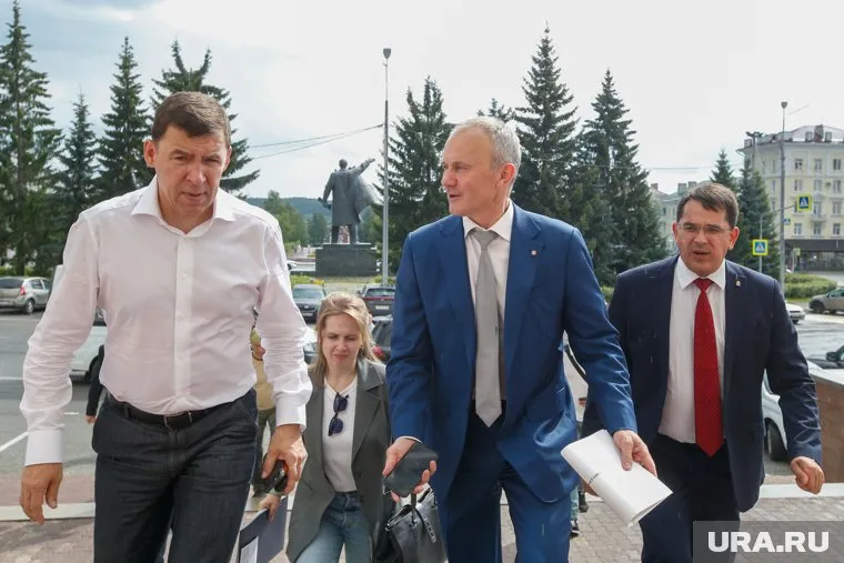 Евгения Куйвашева (слева) возмутило, что его поручение не могут исполнить уже год