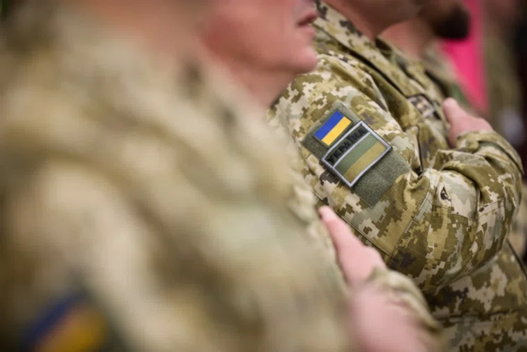 Офицер сначала привлек двух военнослужащих к строительным работам у себя дома