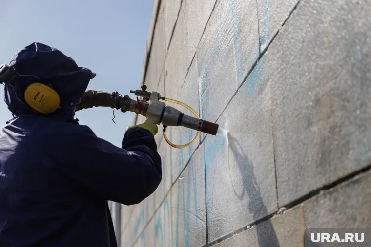 Вандал должен возместить коммунальщикам ущерб от удаления надписей (архивное фото)