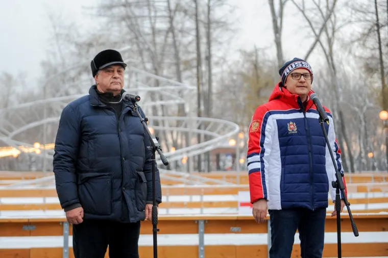 Алексей Текслер на открытии ледового катка в Челябинске в Парке им. В. В. Терешковой. Челябинск