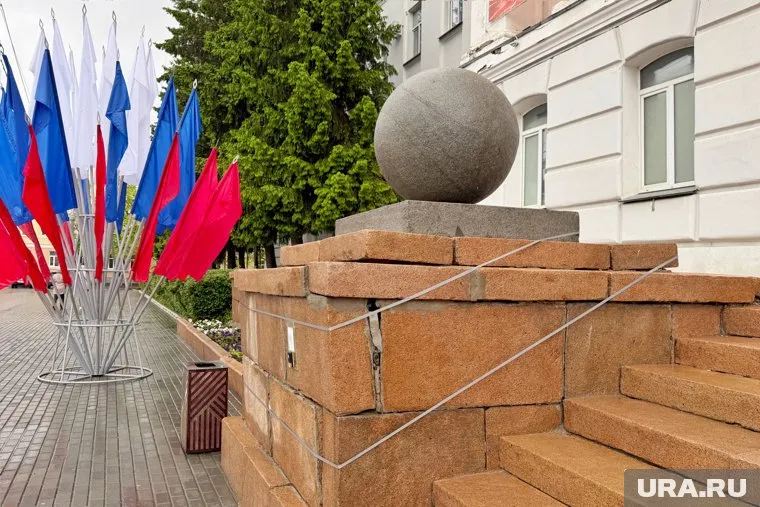 Постаменты на крыльце здания администрации города Кургана нуждаются в капитальном ремонте