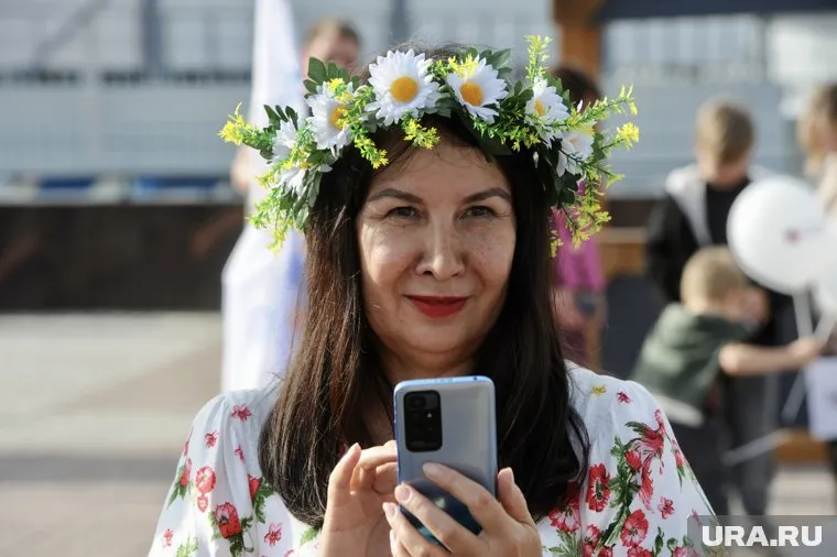 Челябинцы поддержали праздник национальными костюмами и цветами