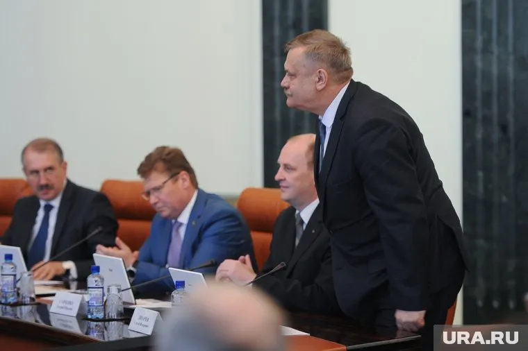 Сергей Лихачев ответил на аплодисменты коротким приветственным поклоном