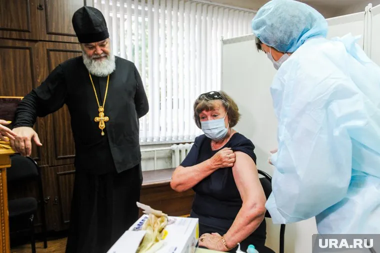 Чаще всего люди заболевают коронавирусом не от прививки, а потому что уже были заражены