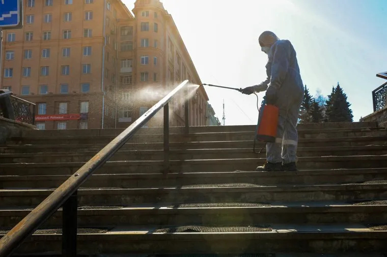 Санитарная обработка подземного пешеходного перехода. Челябинск