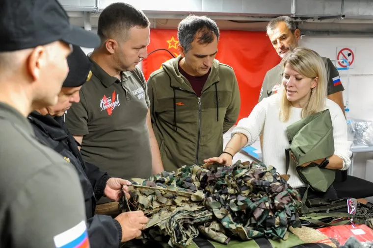 Заместитель руководителя исполкома общероссийского общественного движения Народный фронт «За Россию» Борис Подольный и военно-политический блогер, журналист Юрий Подоляка посетили цех по пошиву текстильной продукции для нужд СВО. Челябинск