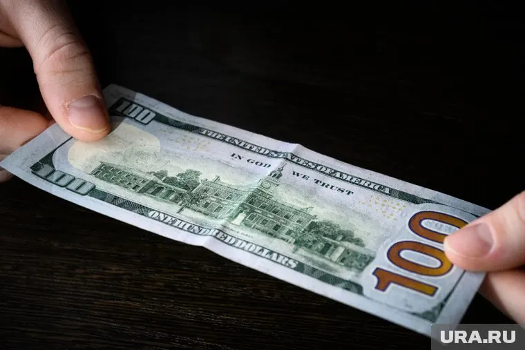 Крупнейшние банки России установили ограничения по снятию валюты