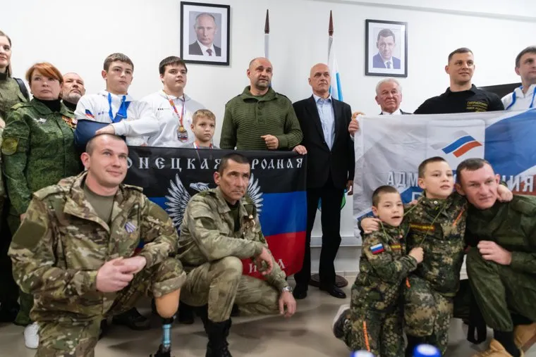 Полпред УрФО Артем Жога в свердловском филиале Фонда «Защитники Отечества». Екатеринбург