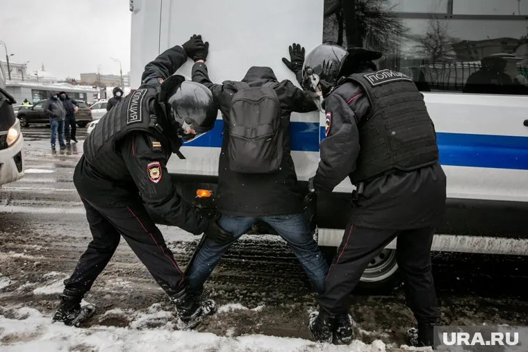 Полицейские задерживают участников незаконной акции протеста у СИЗО «Матросская тишина» в Москве