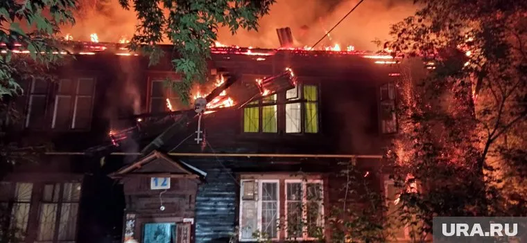 Площадь пожара составляет 400 квадратных метров