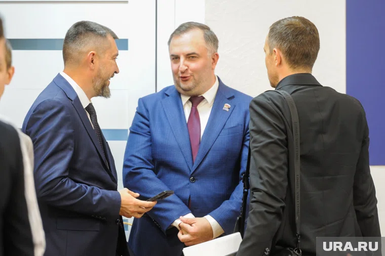 Олега Гербера (в центре) можно поздравить с избранием спикером ЗСО