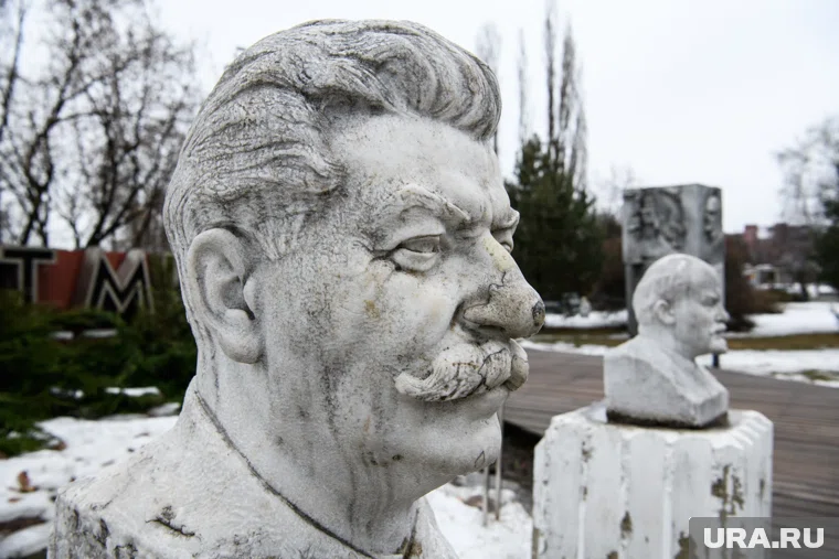 Памятник Сталину лежит на дне пруда Оловянникова