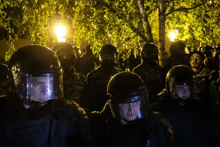 Третий день протестов против строительства храма Св. Екатерины в сквере у театра драмы.Екатеринбург