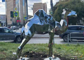 В центре Челябинска ко Дню города установили зеркальную скульптуру верблюда