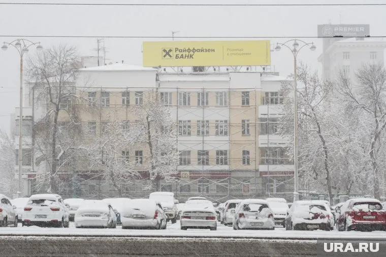 Raiffeisen Bank International не хочет разрывать свои отношения с Россией, заявили источники Reuters