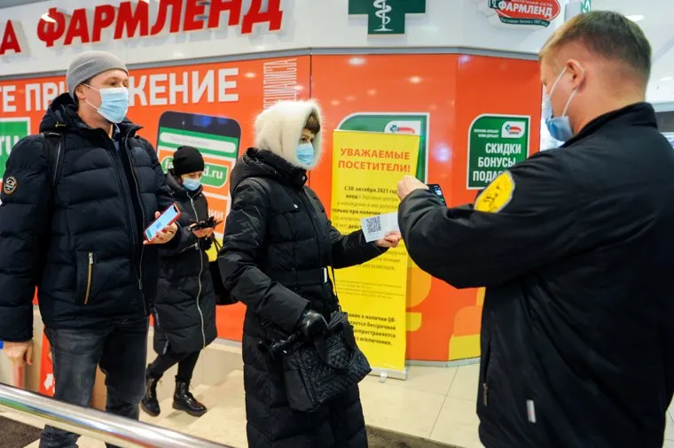 Рейд по проверке соблюдения масочного режима и QR-кодов в ТРК. Челябинск