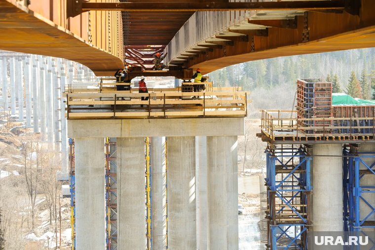 На челябинской трассе М-5 на 60% завершена надвижка пролетов крупнейшей эстакады