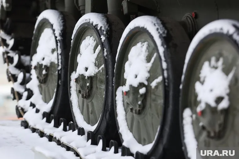 Российские бойцы угнали подбитую украинскую БМП