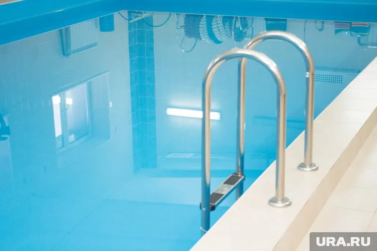 В бассейн с людьми высыпали сухой лед