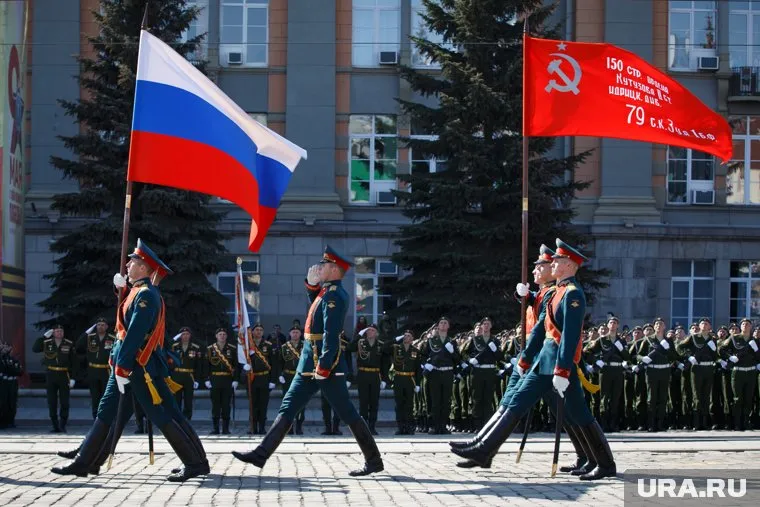 В этом году зрителям парада повезло с погодой - на небе было ни облака