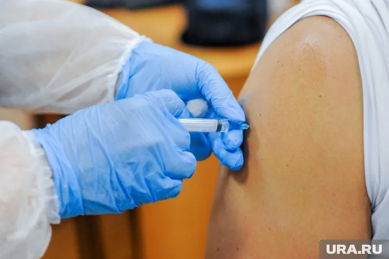 Заболевшие были привиты вакциной Pfizer-BioNTech