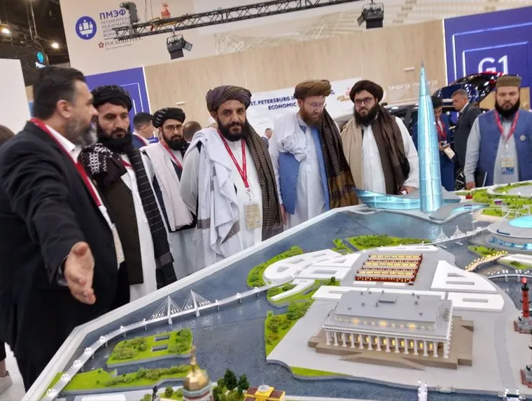 Представители "Талибана" осматривают выставки на ПМЭФ