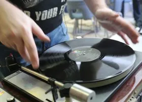 Силовики накажут свердловчанина, провозившего в РФ музыку из страны НАТО