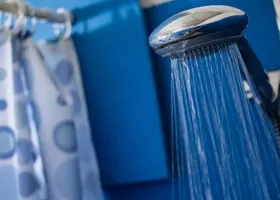 Врач рассказал, чем опасно отключение горячей воды летом