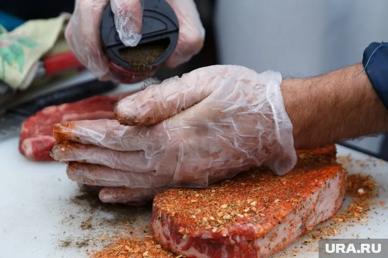 Говядину, баранину и свинину следует заменить на мясо птицы, чтобы избежать развития онкологических заболеваний, Михаил Гинзбург