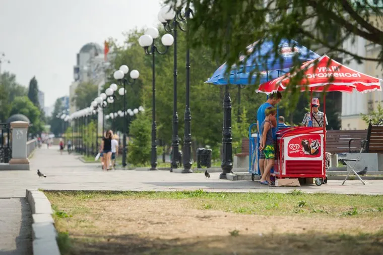 Точки продажи воды в центре Екатеринбурга, набережная исети, уличная торговля