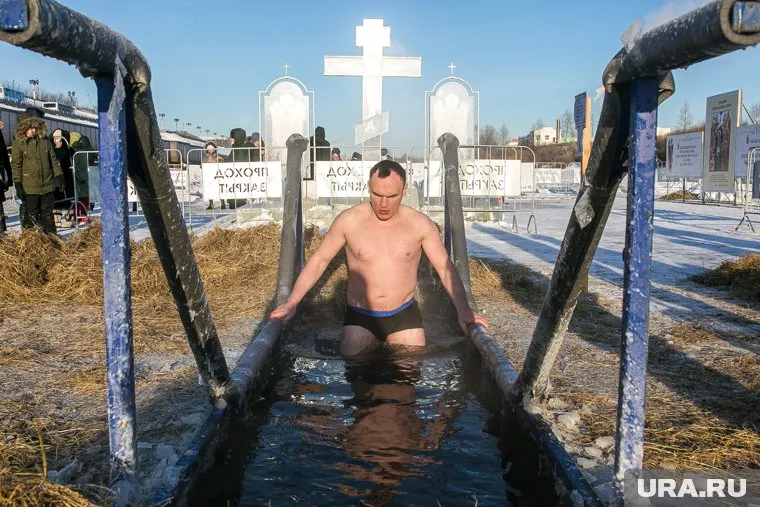 Митрополит Иларион призвал россиян к максимальной осторожности во время крещенских купаний