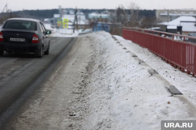 Мост в селе Менщиково в последнее время не чистился
