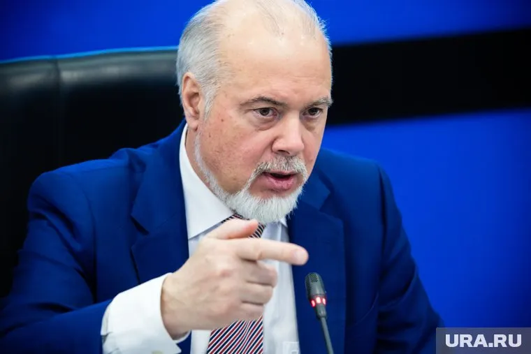 Вадим Шувалов высказал претензии коммунальщикам по поводу грязной воды в Сургуте