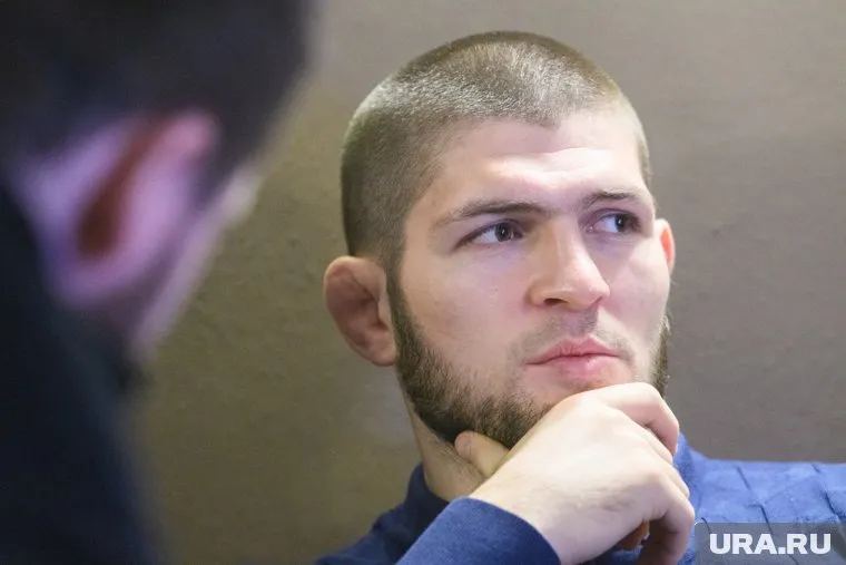 Пользователи считают, что Нурмагомедов хороший спортсмен, но этого недостаточно, чтобы стать Героем России