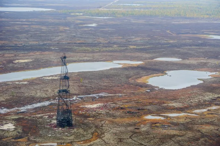 Природа Ямало-Ненецкого автономного округа, экология, осень, добыча нефти, озеро, водоем, нефтяная вышка, природа ямала, природные ресурсы