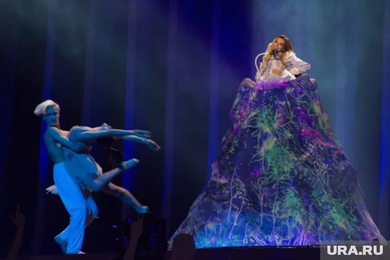 Комментаторы указали на отсутствие голоса у певицы, слабое выступление и неудачный выбор песни